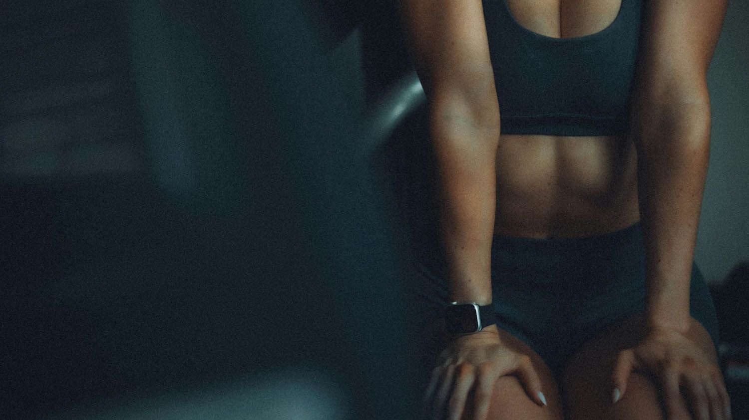 Personal Trainer Helsinki Marko Kuoppasalmi ohjaa asiakkaan voimaharjoittelua Töölön yksityisellä Kuntokompassi-studiolla.