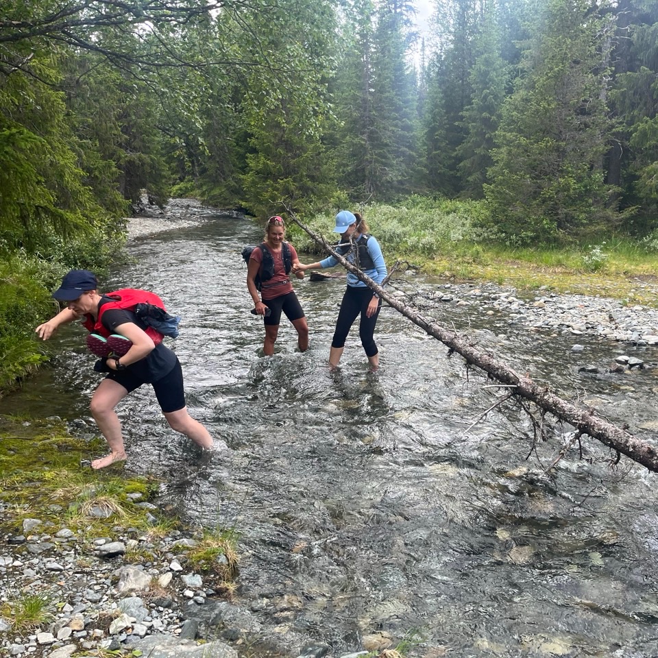 Kahlaus joen yli juoksuvaelluksella
