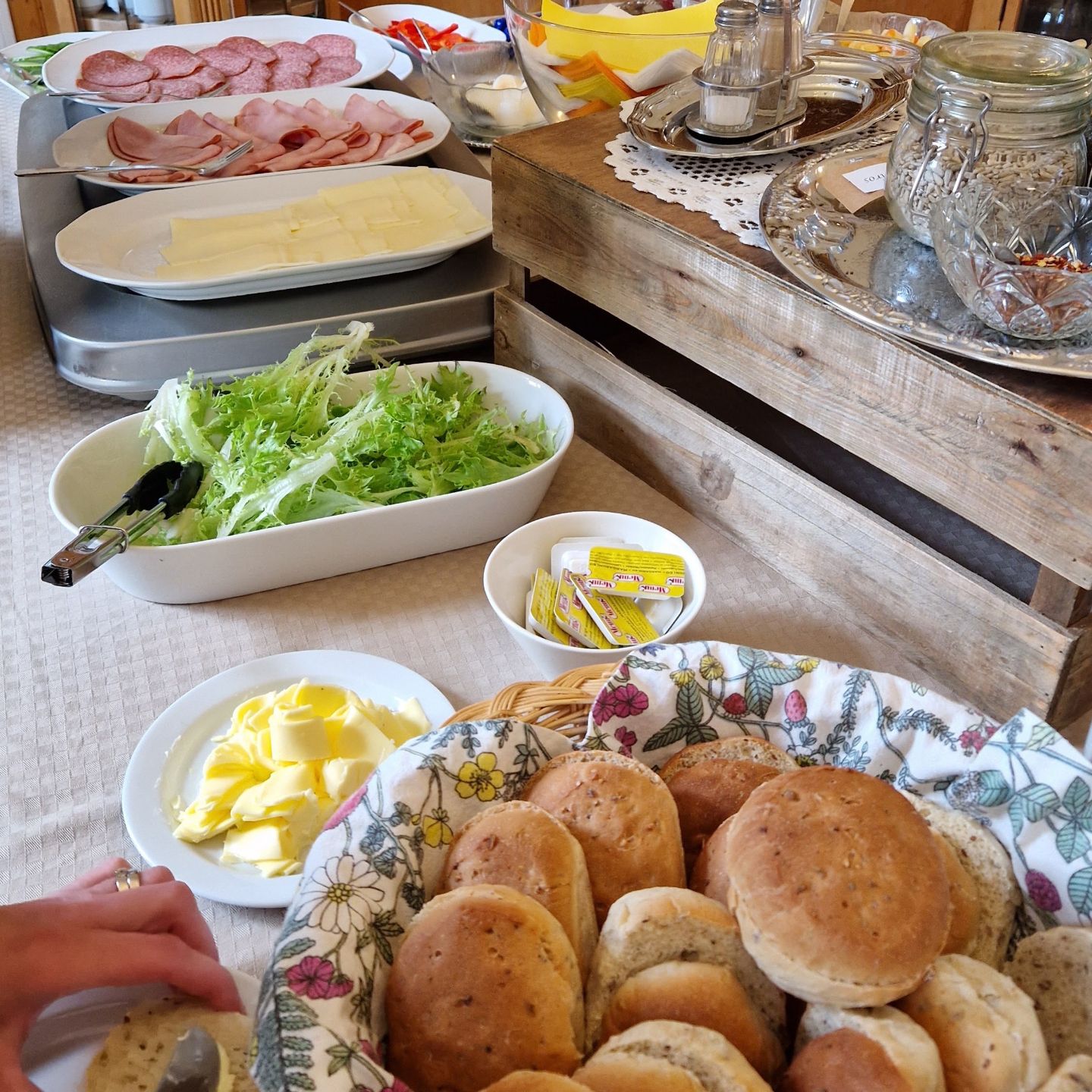 Aamiaisbuffet leirillä