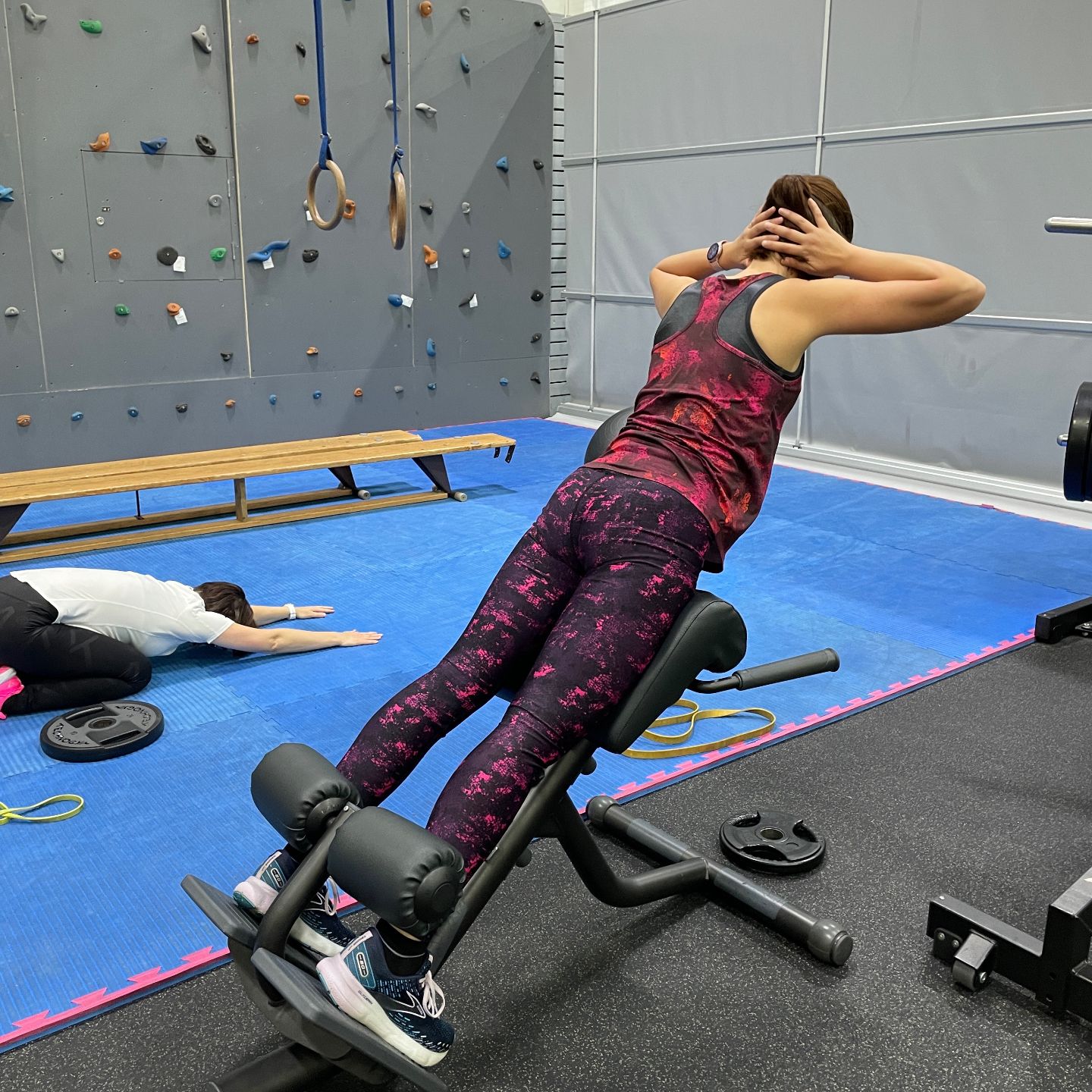 Voimaharjoitus juoksijoille salissa