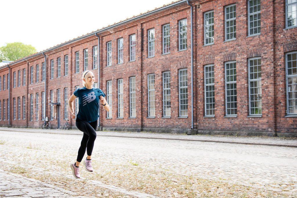 Nainen juoksemassa kaupungissa juoksuharjoituksessa