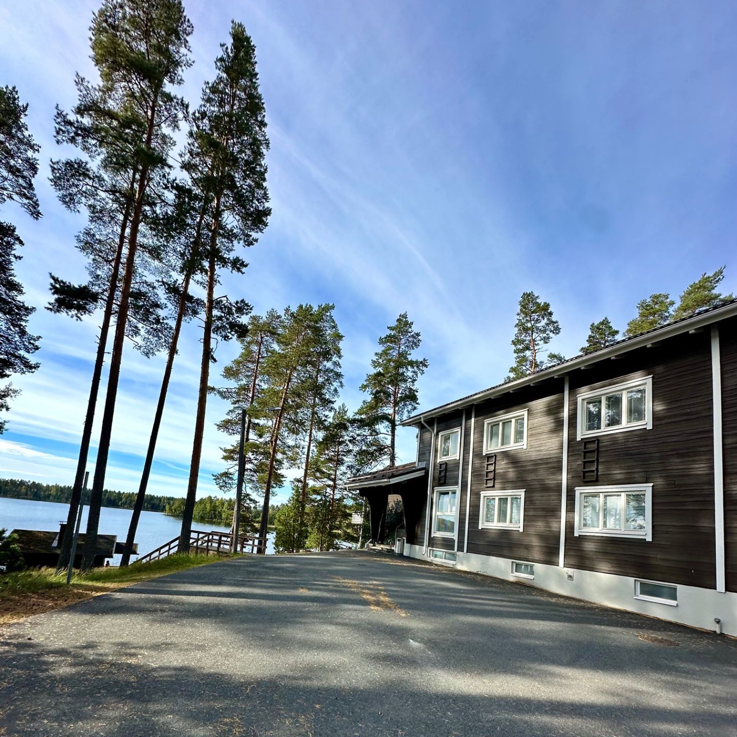 Leirikeskus järven rannalla