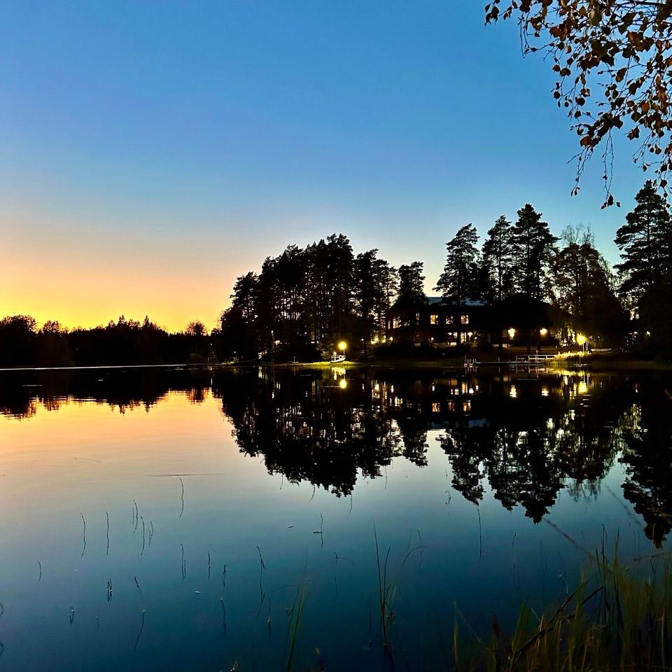 Järvimaisema auringonlaskussa