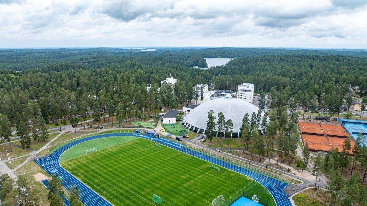 Juoksurata ja urheilukeskus metsän keskellä Suomessa