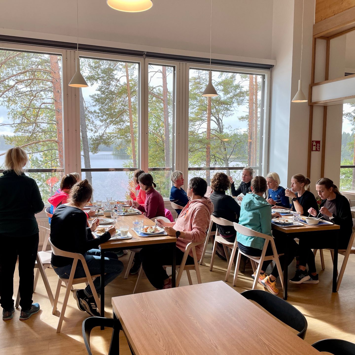 Juoksuryhmä tauolla sisällä