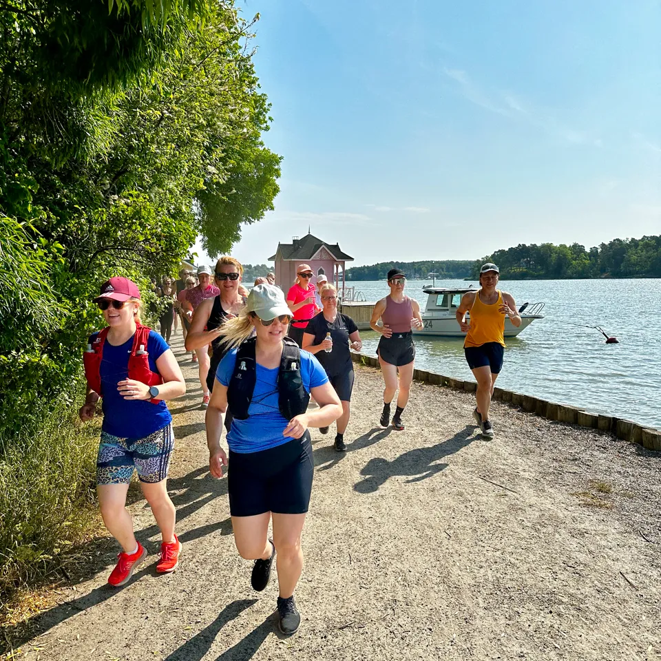 Juoksua rantareitillä ryhmän kanssa