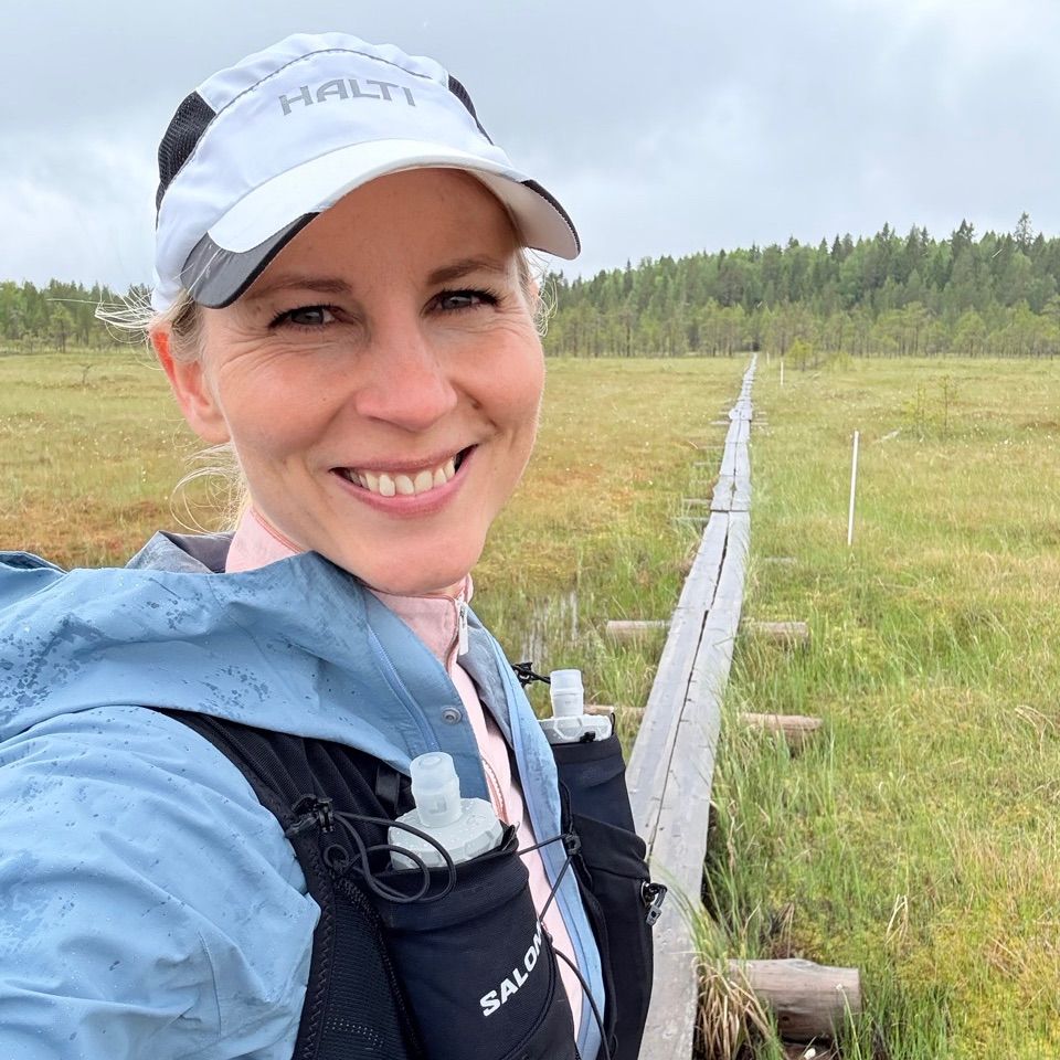 Valmentaja juoksureitillä suolla