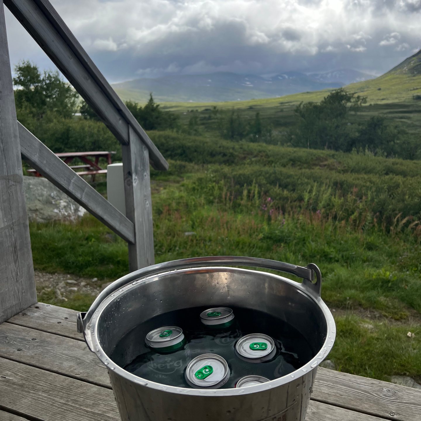 Juomat kylmässä ämpärissä tunturimaisemassa