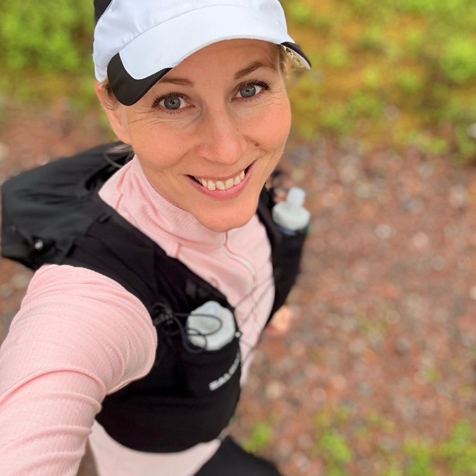 Juoksuvalmentaja metsäpolulla