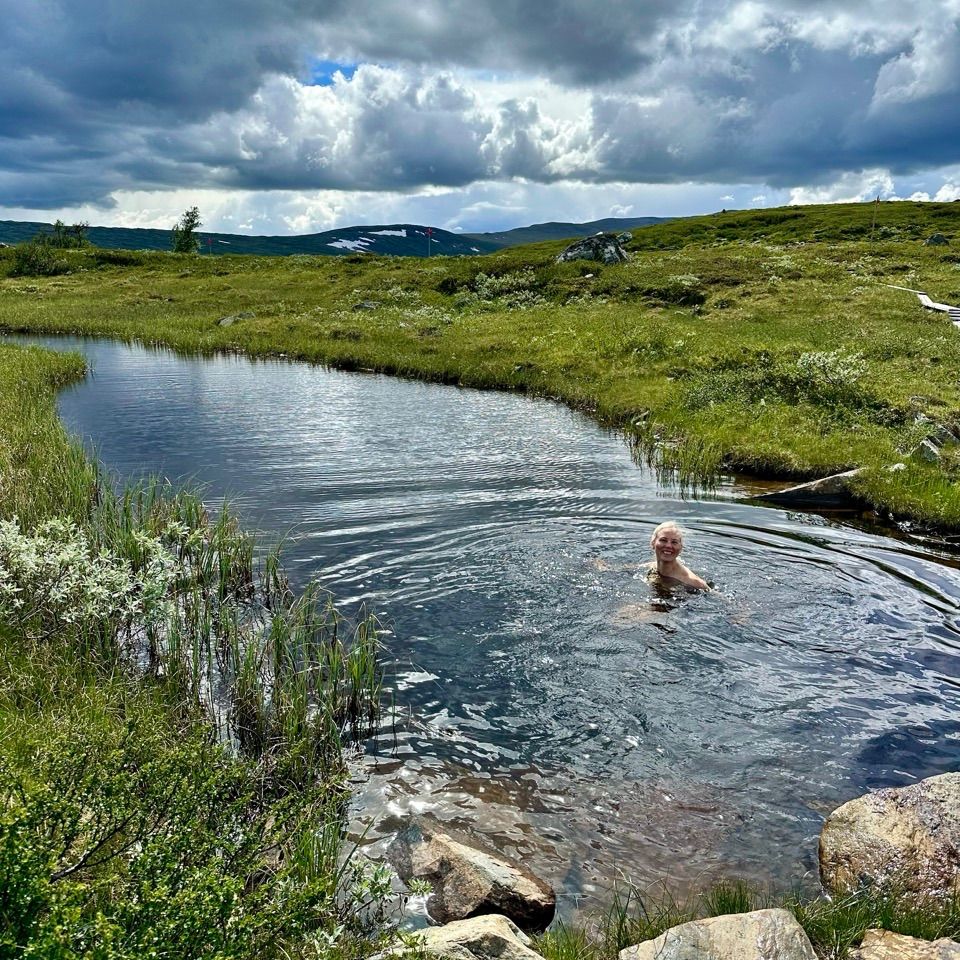 Uinti tunturilammessa