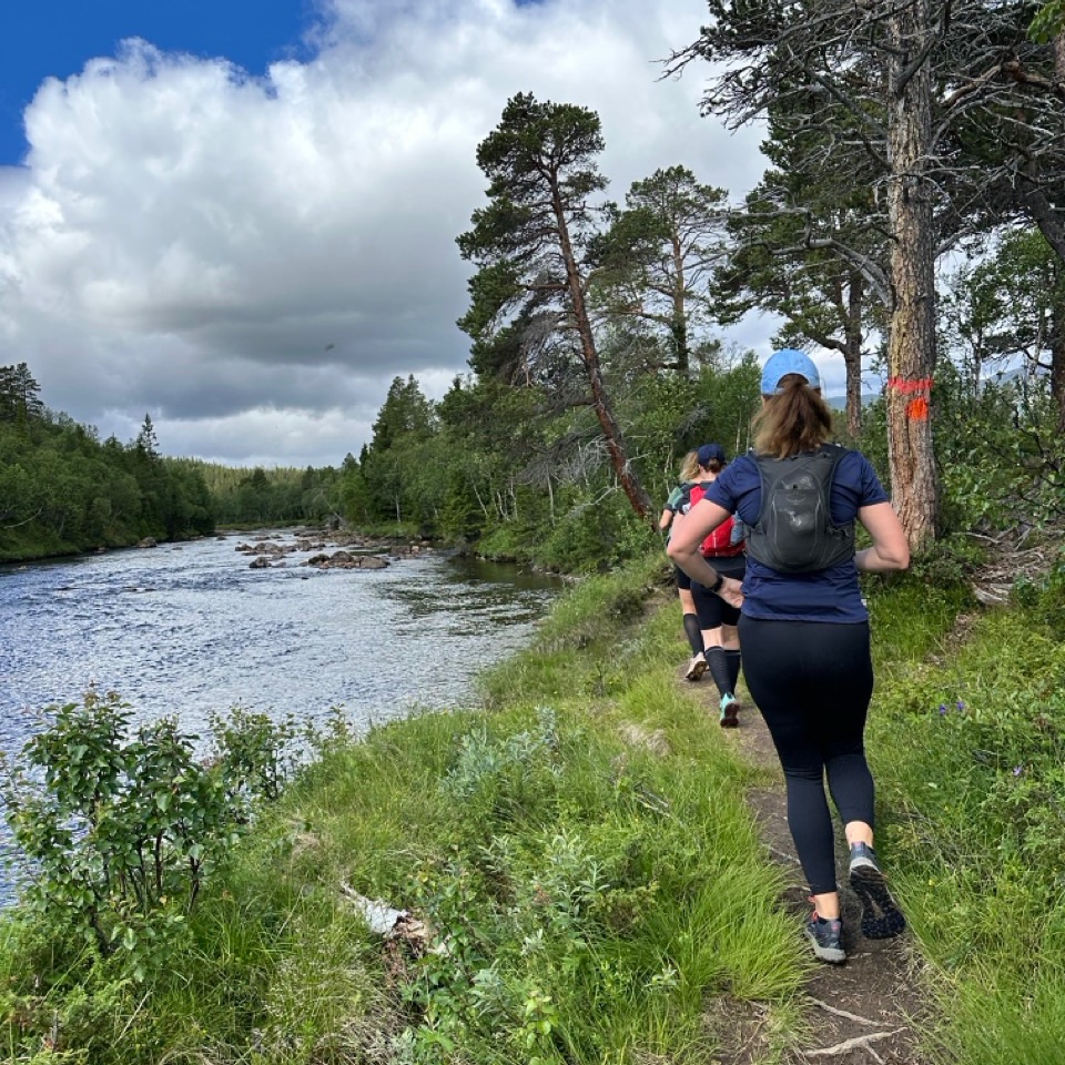 Juoksua joen vartta pitkin