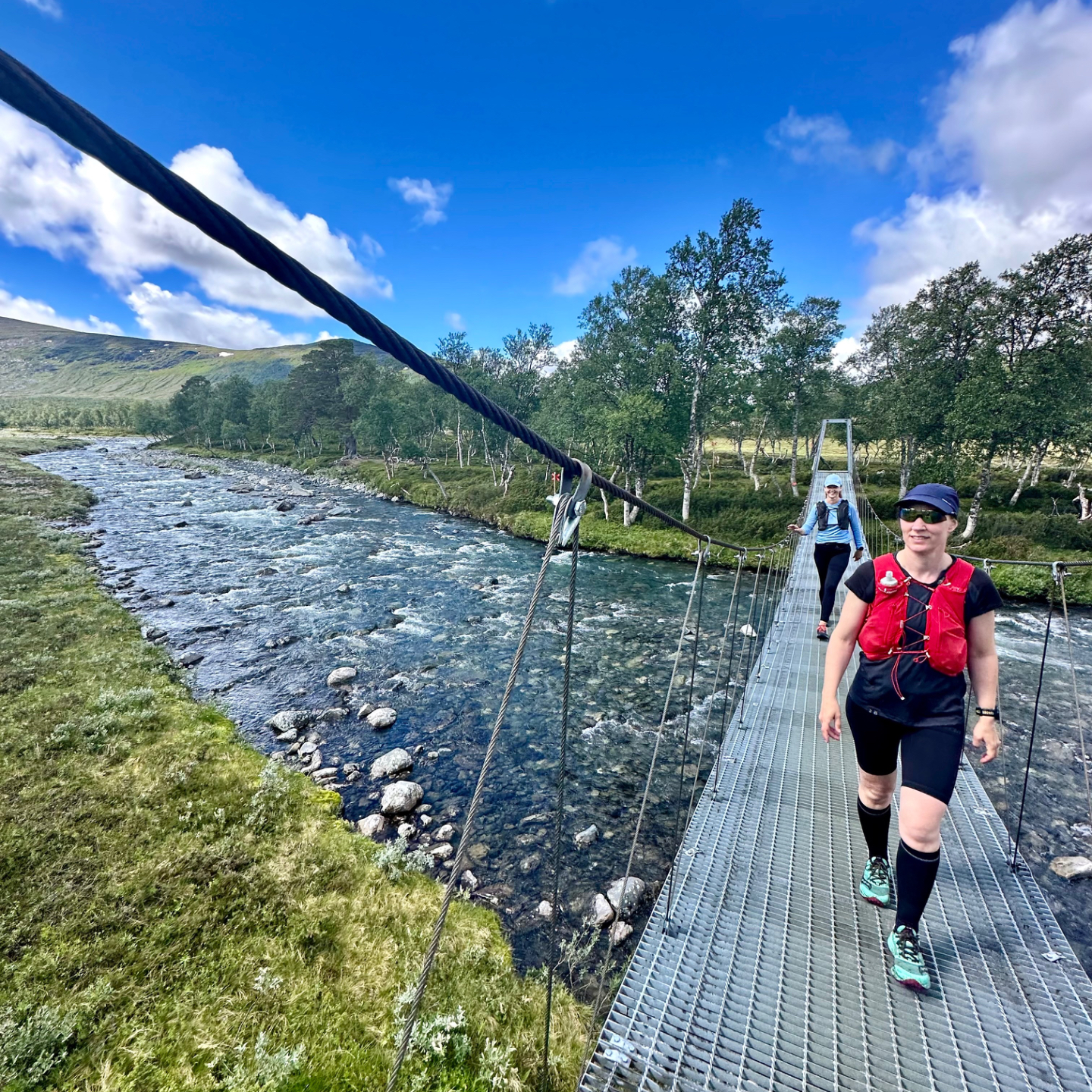 Riippusilta joen yli juoksuvaelluksella