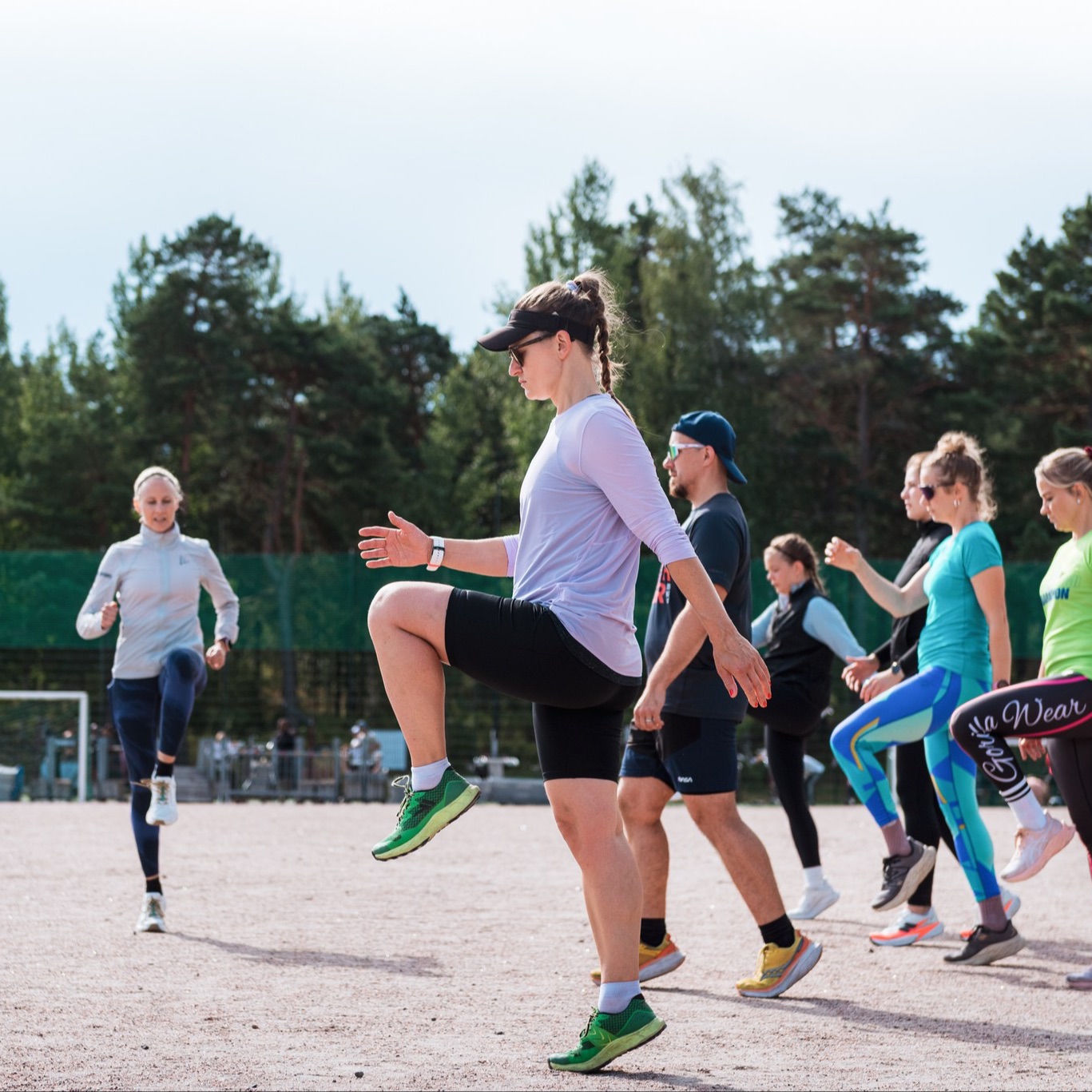 Juoksutekniikkaharjoitus kentällä