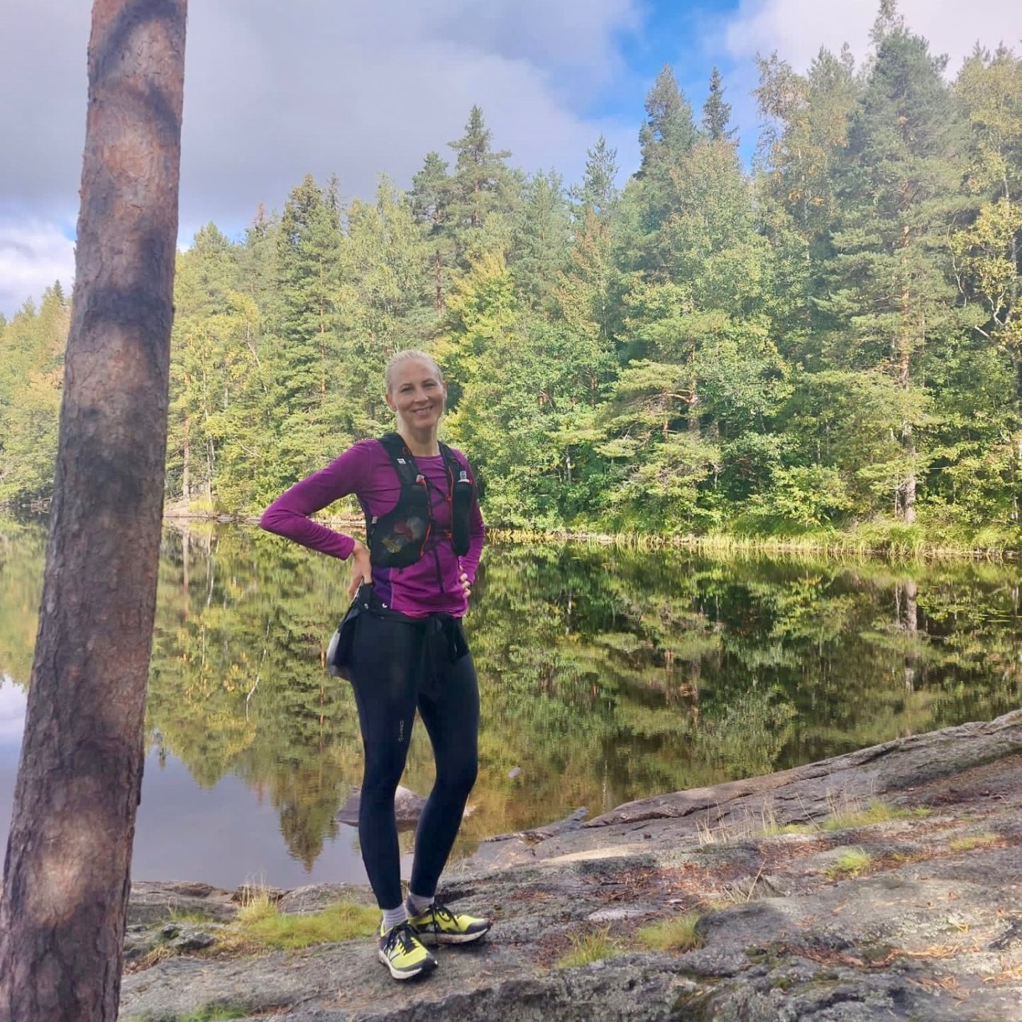 Juoksuvalmentaja järven rannalla