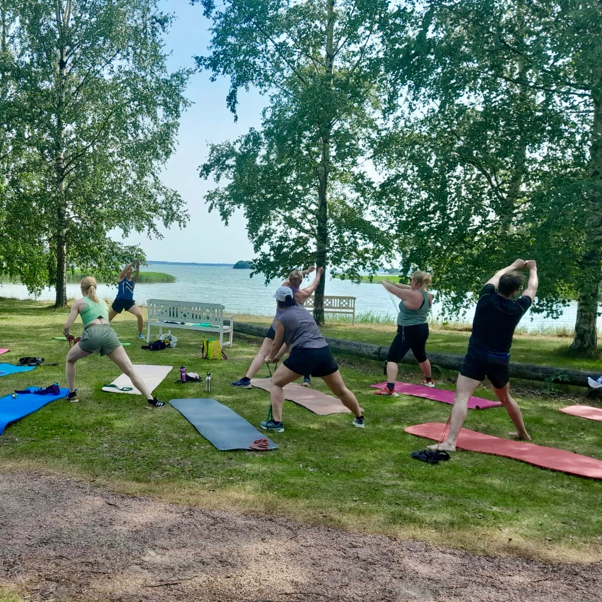 Ulkotreeni järven rannalla