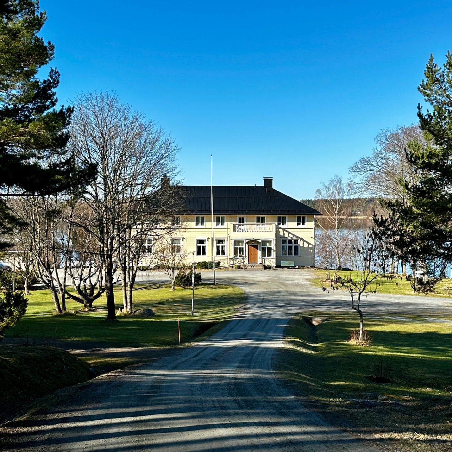 Päärakennus järven rannalla leiripaikassa