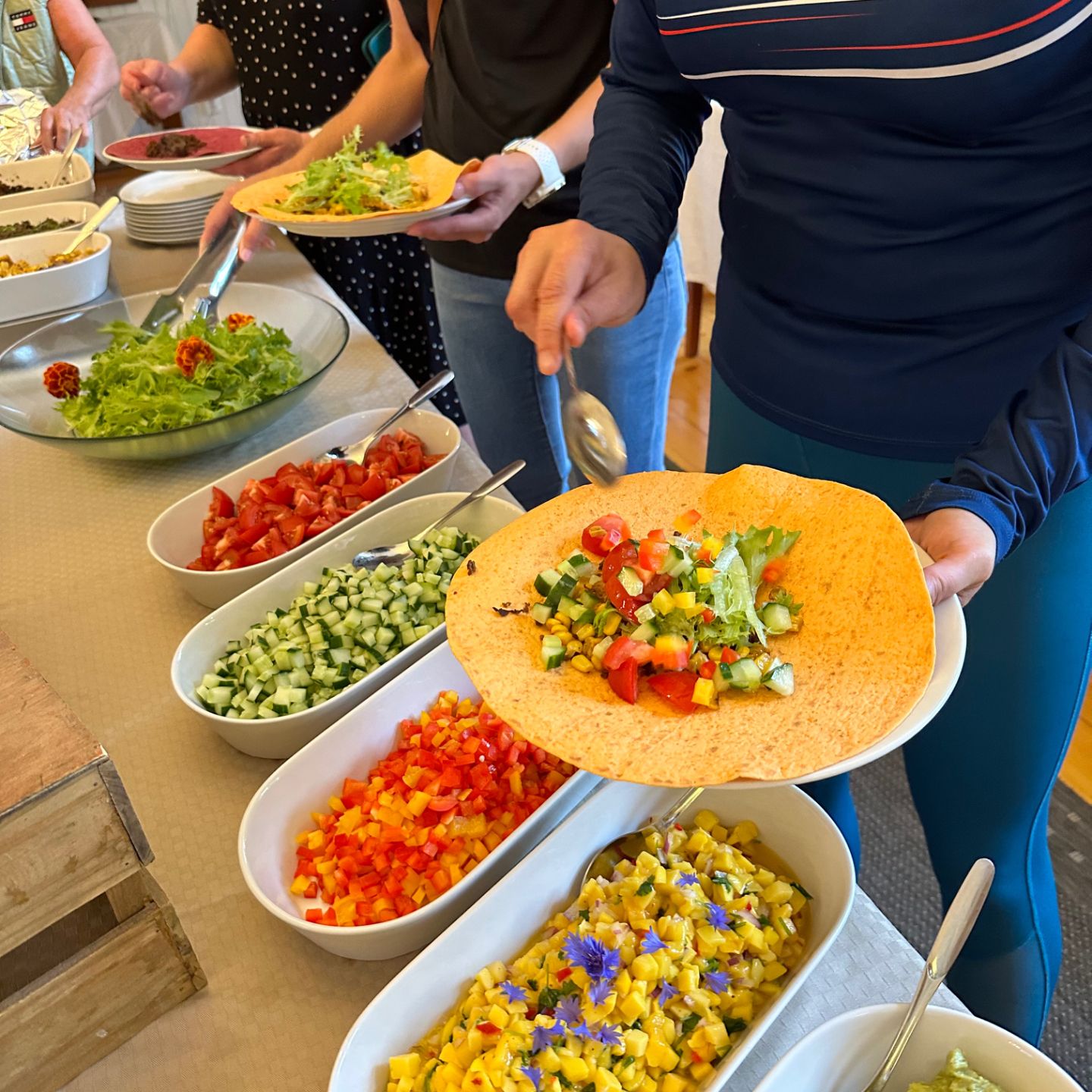 Salaattibuffet leiriruokailussa