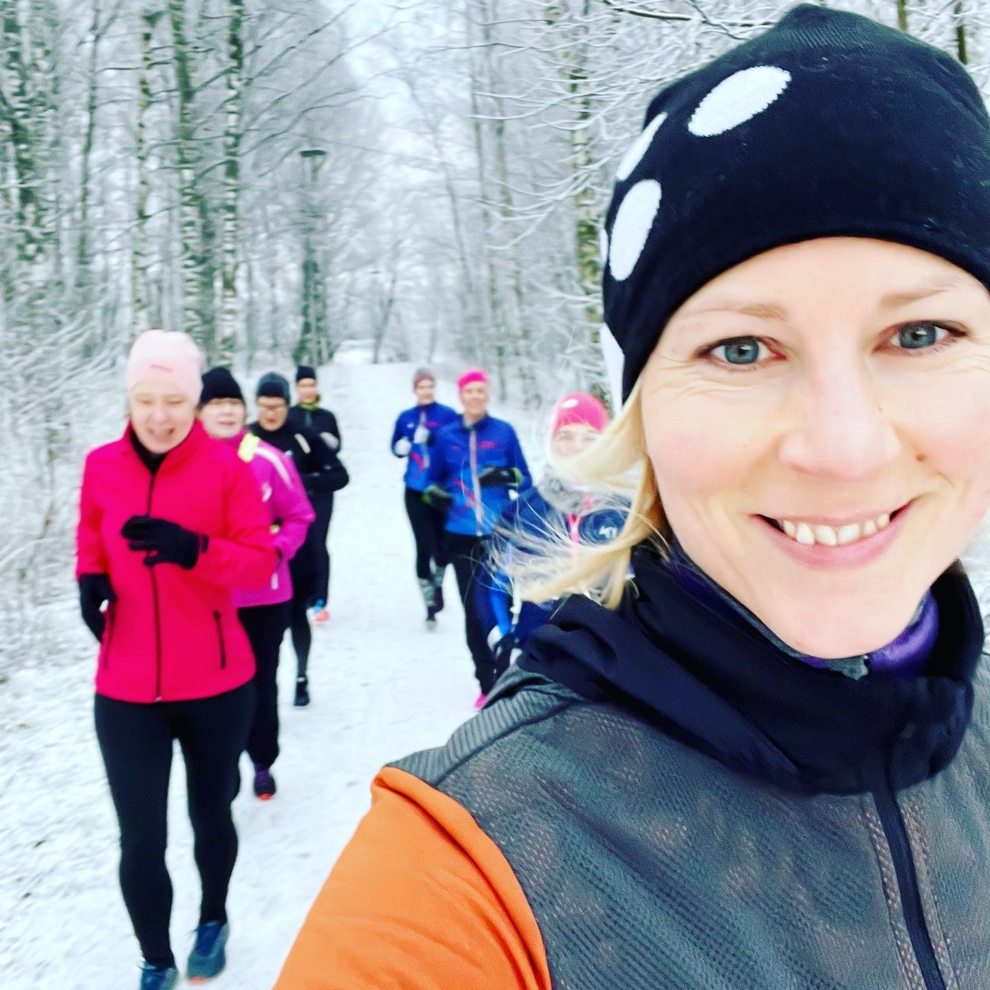Juoksuryhmä talvijuoksulla metsässä