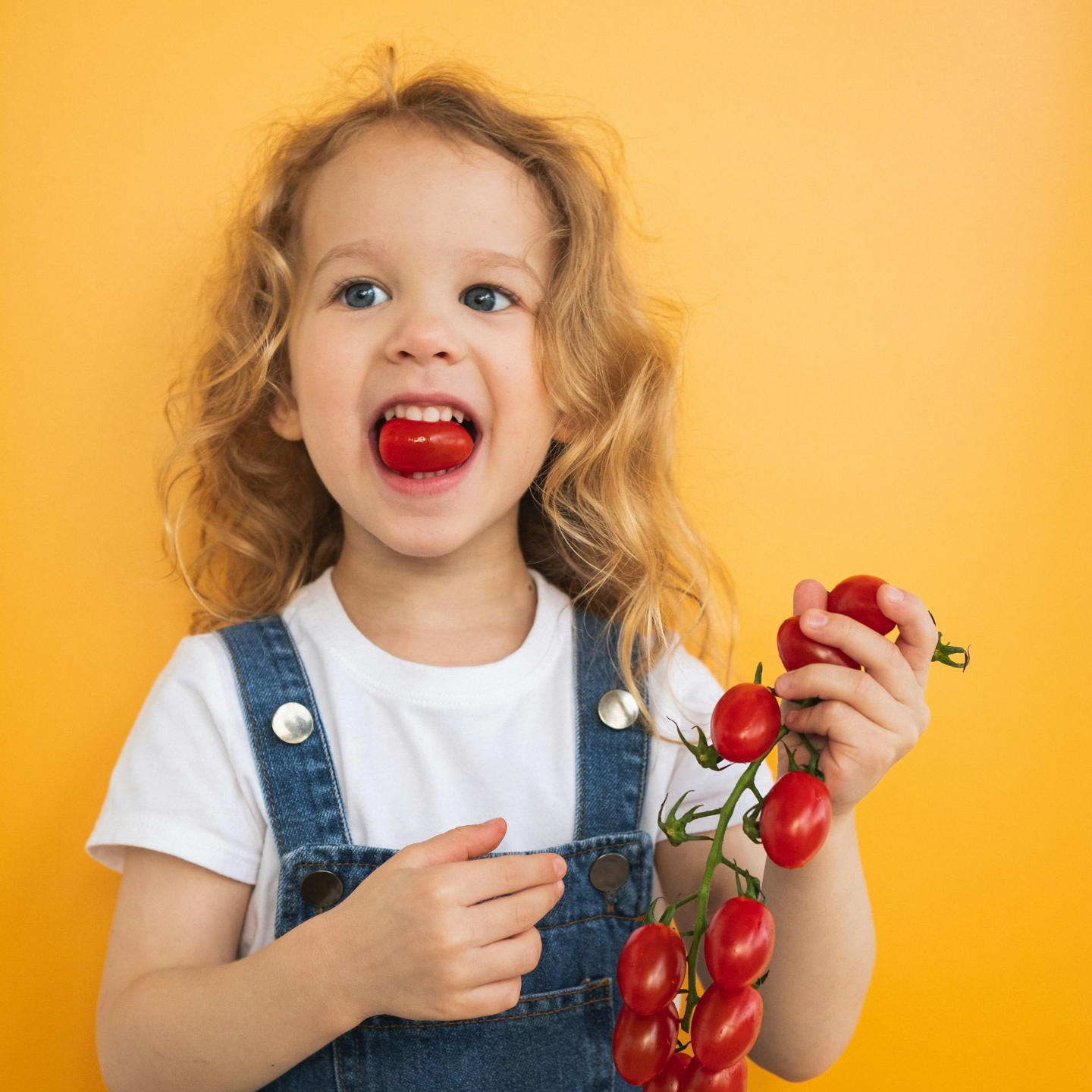 Barn som spiser tomater