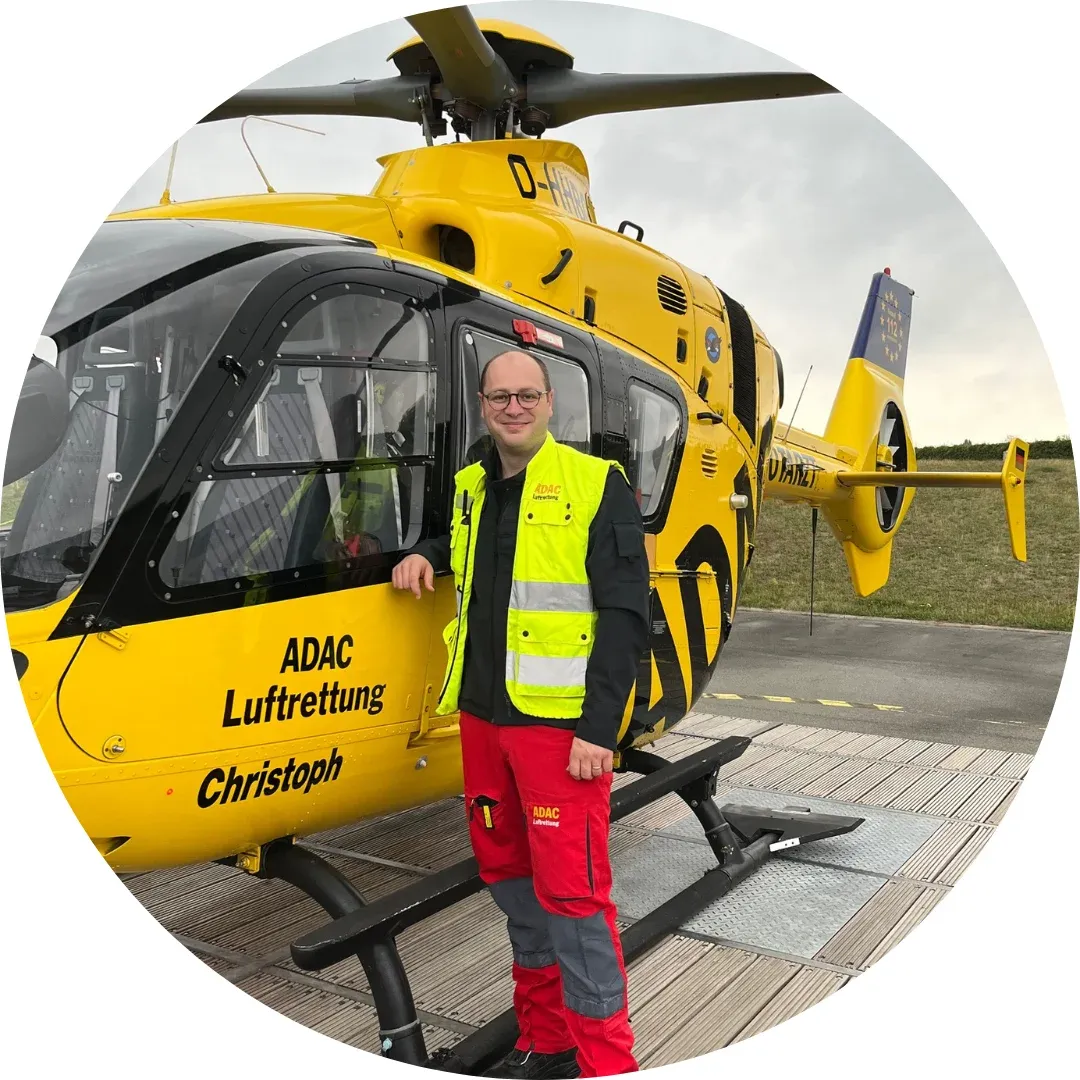 Dr. med. Lukas Dehé am Rettungshubschrauber