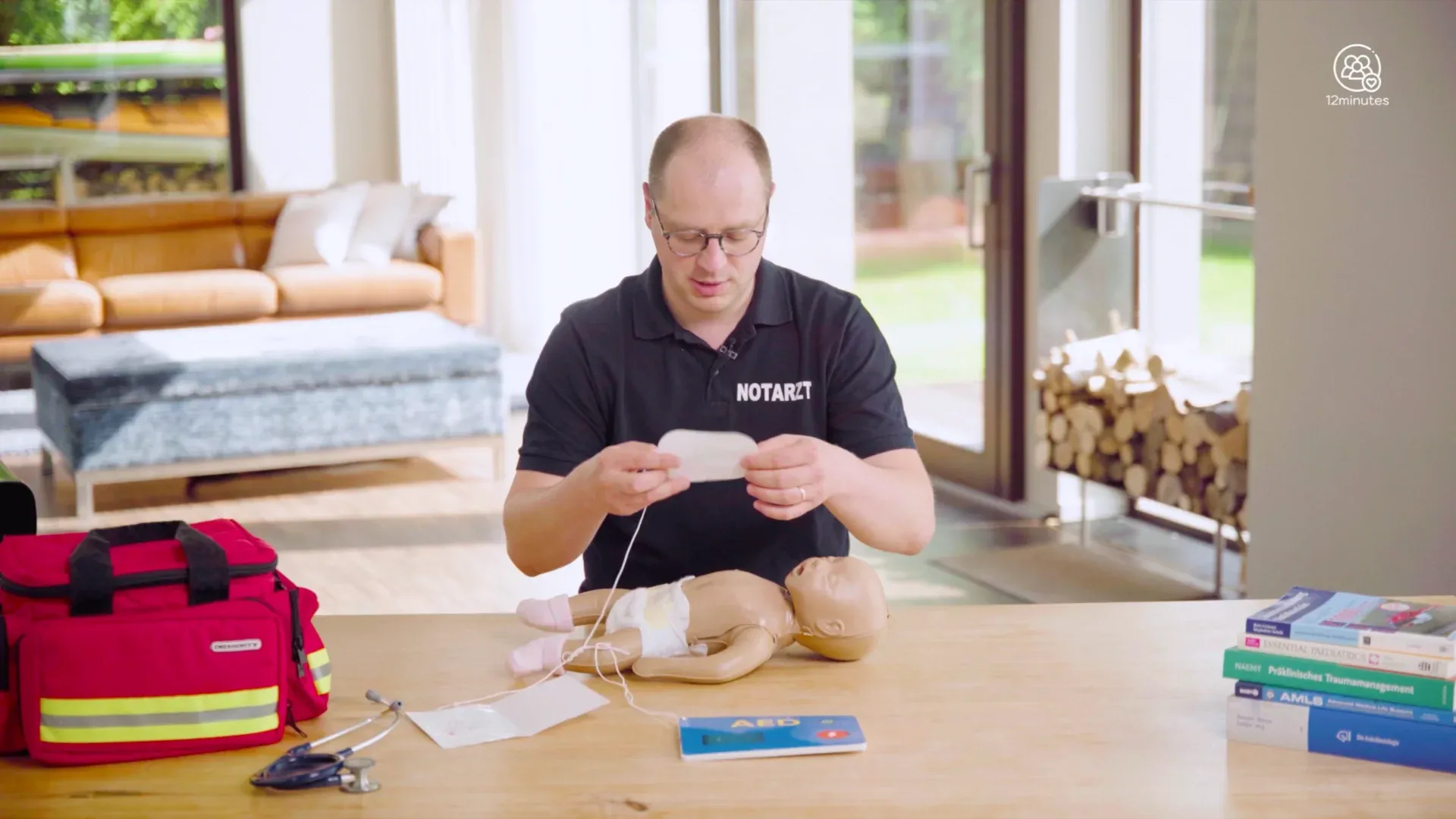 Dr. med. Lukas Dehé zeigt AED Verwendung