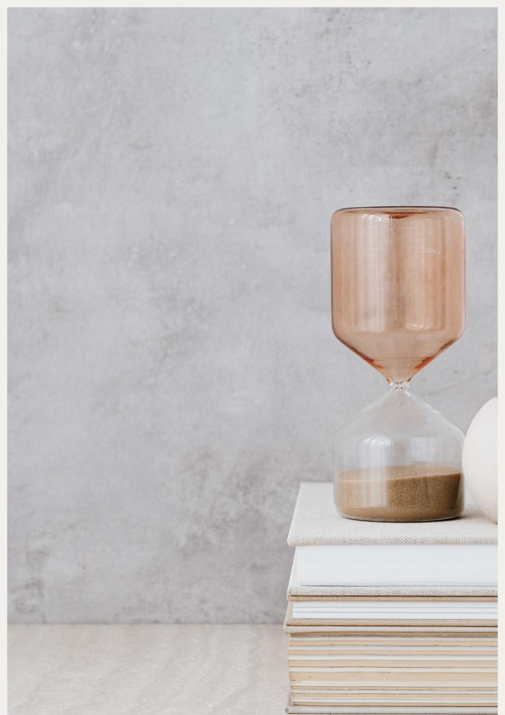 zandloper symboliseert vertraging en belichaamd leiderschap bij Raafwerk coaching in Cromvoirt