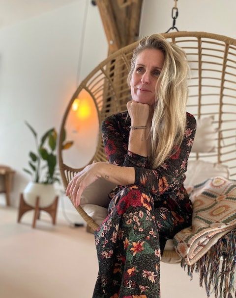 Afbeelding van een nieuwsbrief met de tekst: Sluit je aan en ontvang alle tools en middelen die je nodig hebt om jouw business te bouwen. Gratis wekelijkse tips van Sharon Hanegraaf, CEO van Raafwerk