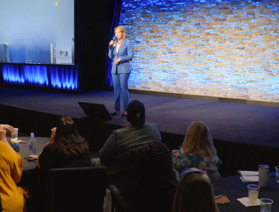 Leslie Gordon coaching a group workshop