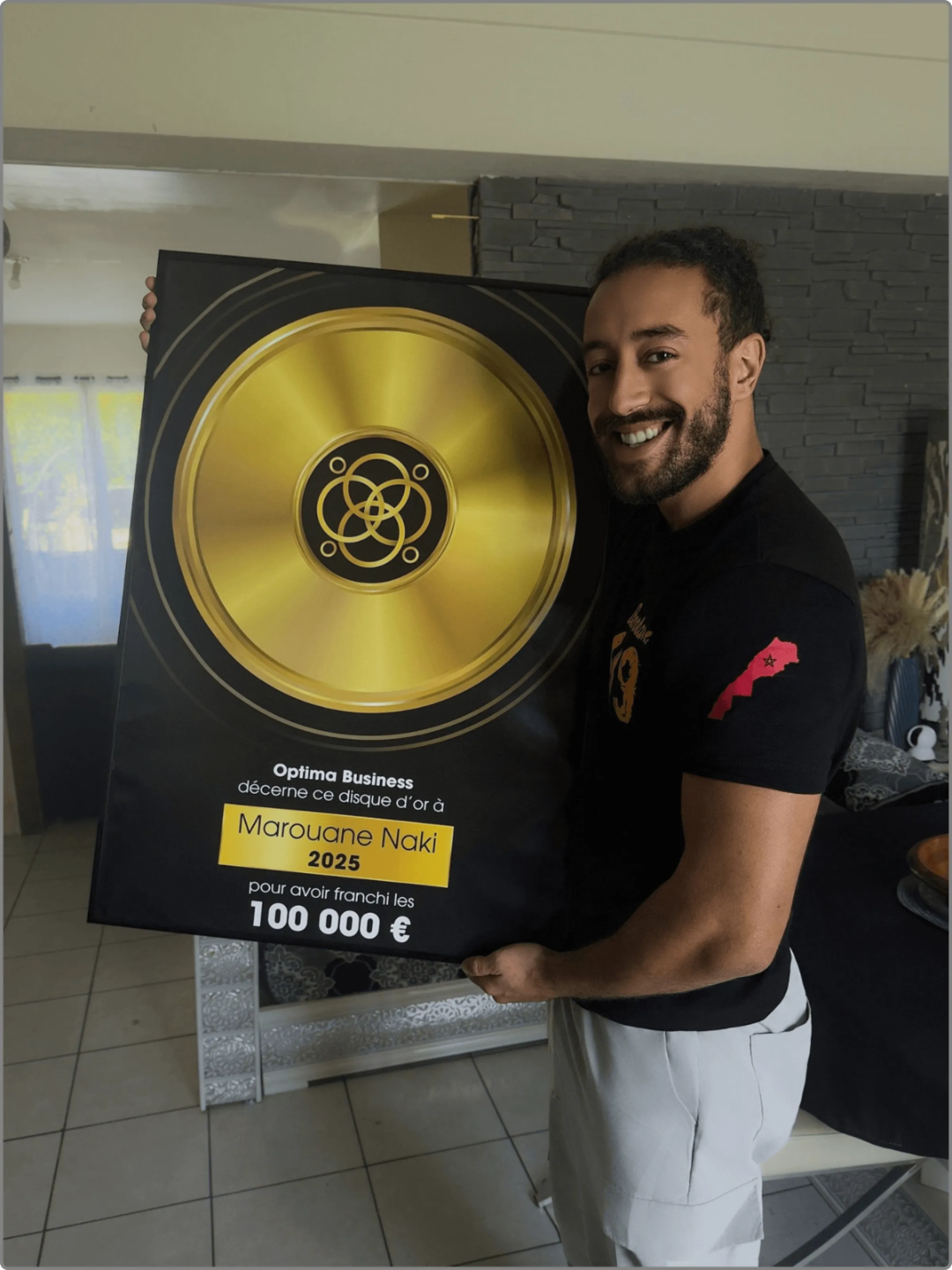 Notre élève Marouane en photo avec son trophée cadeau qui lui a été offert lorsqu'il à atteint 100 000 euros de résultats financiers
