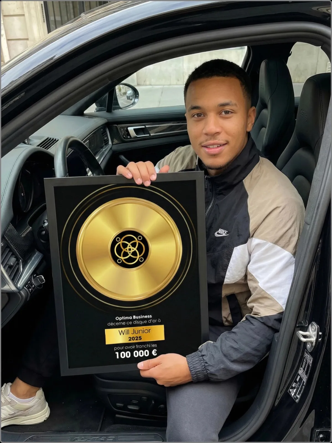  Notre élève Laurent en photo avec son trophée cadeau qui lui a été offert lorsqu'il à atteint 200 000 euros de résultats financiers 