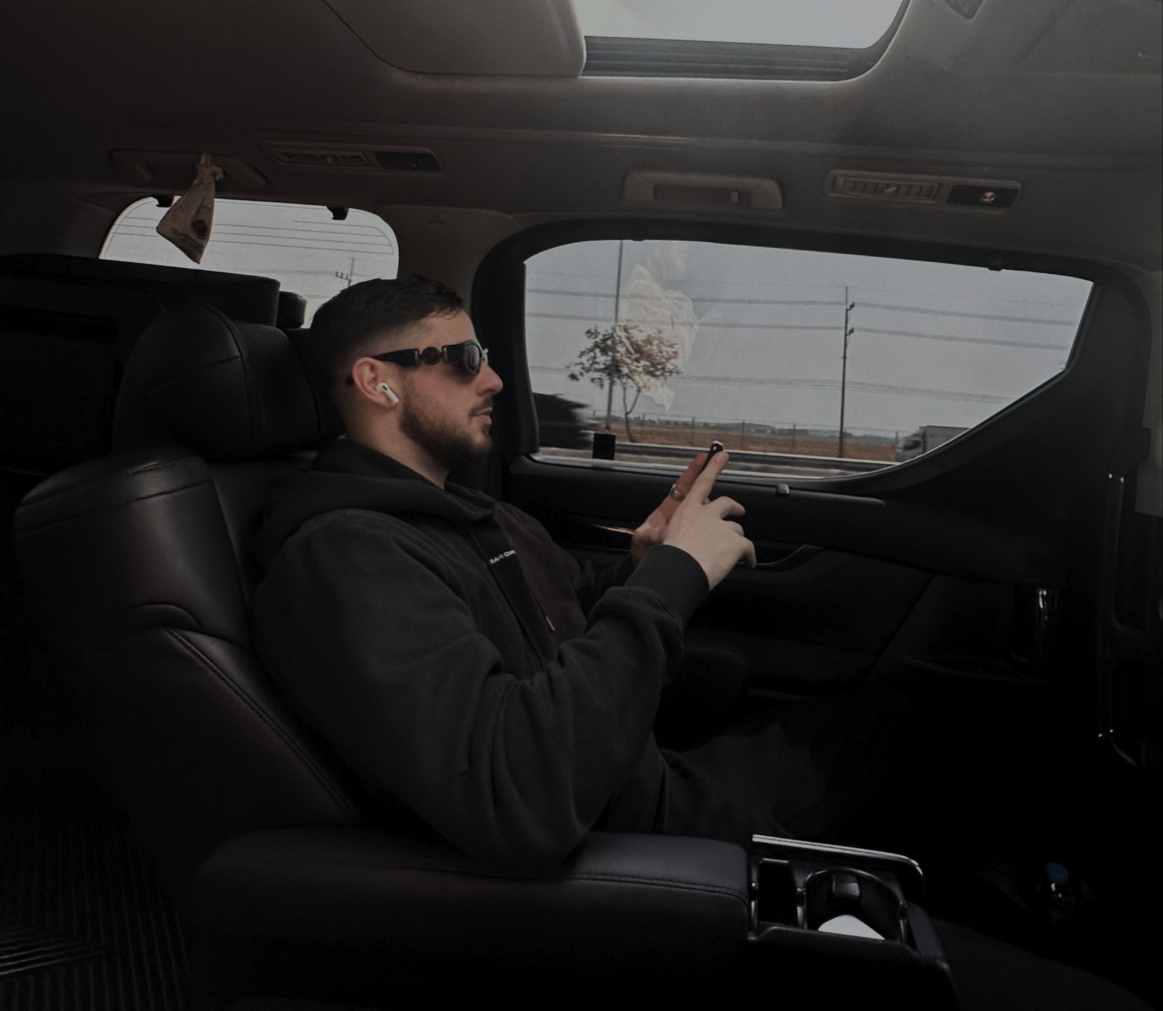 Django Garcia, entrepreneur et fondateur d’Optima Business, en lifestyle premium, illustrant la liberté financière.