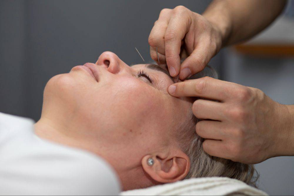 Athletes' Potential physical therapist treating a runner's knee injury using dry needling and manual therapy techniques in Decatur, GA