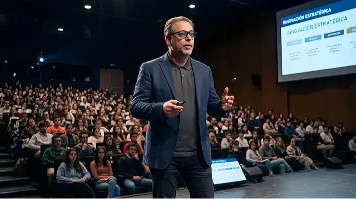 Consultoria.uno o uno de sus representantes en los medios de comunicación, televisión y dando conferencias sobre cómo conseguir más clientes