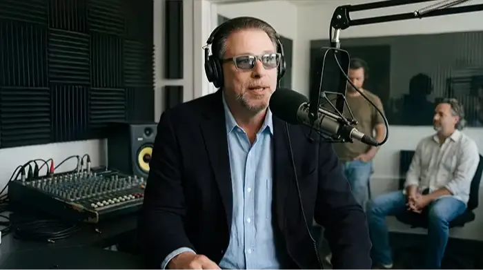 Consultoria.uno o uno de sus representantes en los medios de comunicación, televisión y dando conferencias sobre cómo conseguir más clientes