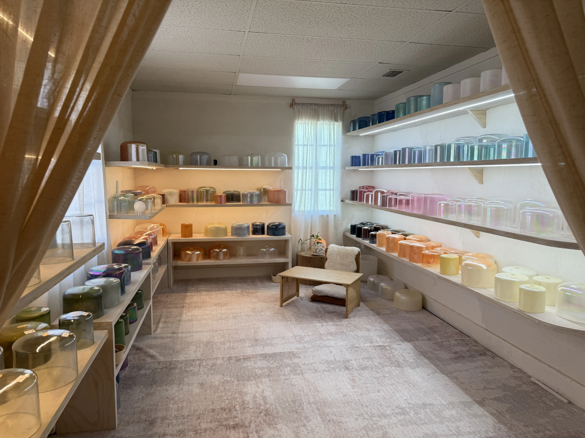 Fotografía de Be Generation Love Studio con cuencos alquímicos cristal