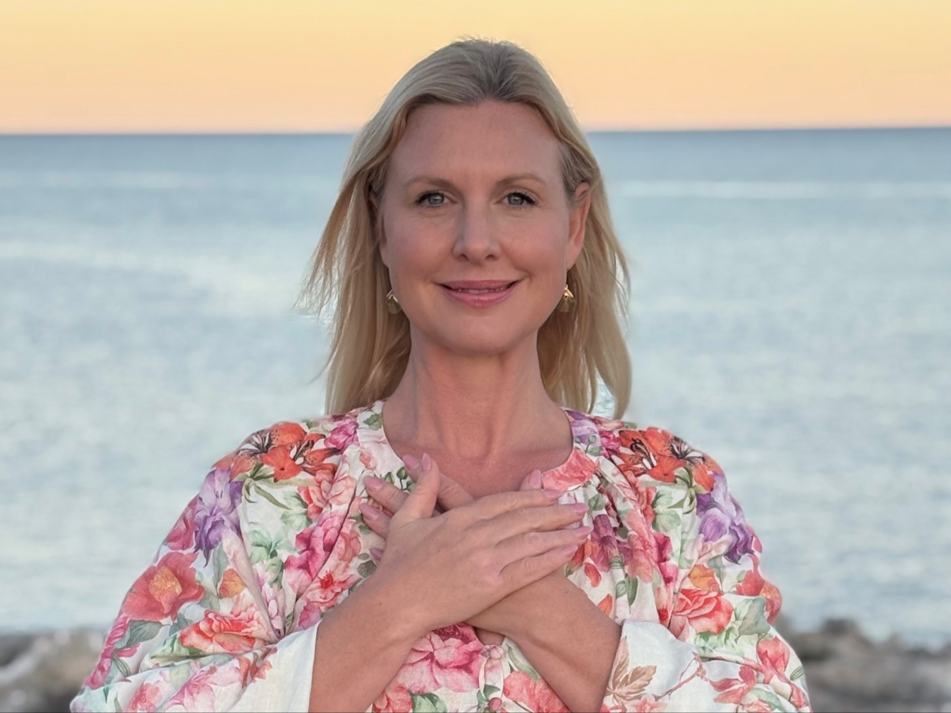 Närbild på Sofia när hon tittar in i kameran. Hon ser avslappnad, lugn och glad ut. 