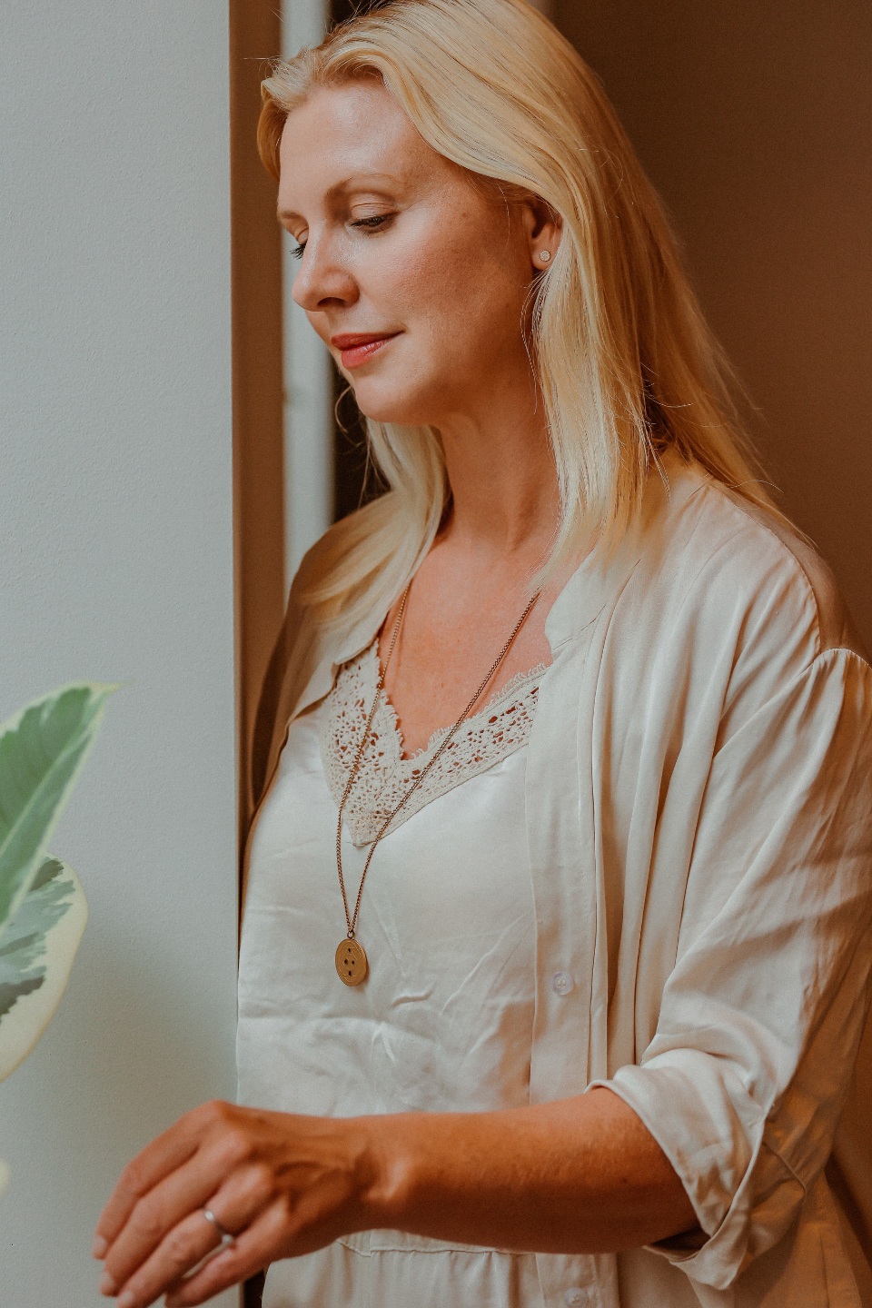 Närbild på Sofia när hon tittar in i kameran. Hon ser avslappnad, lugn och glad ut. 