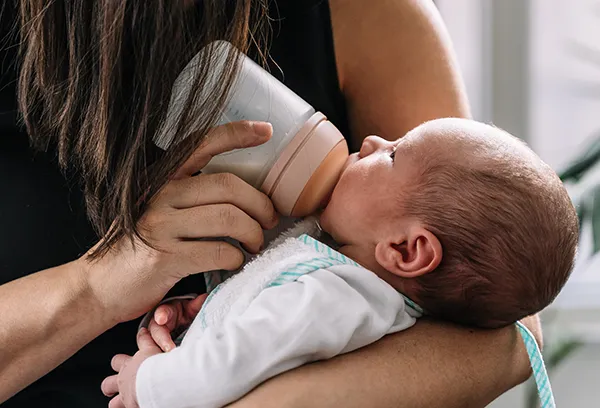 Bottlefeeding newborn baby