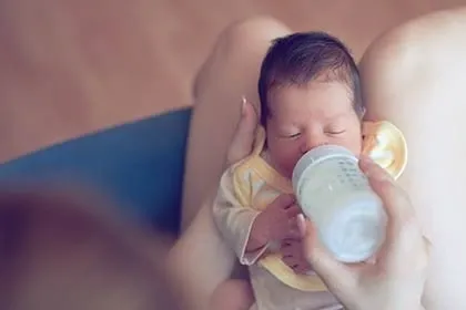 Bottlefeeding newborn baby