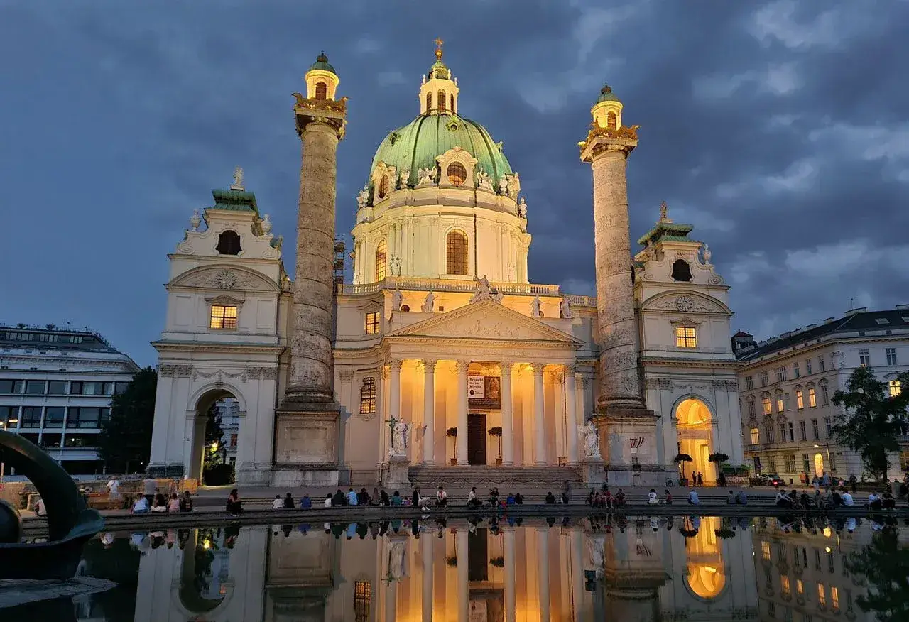 Architecture of Karlskirche Vienna