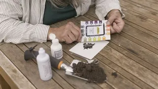 Testing garden soil with jar test and pH kit - Know your soil to grow healthier organic vegetables naturally