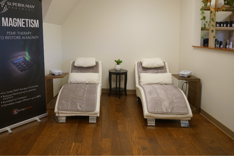 Two PEMF magnetism mats on chairs: Pulsed Electromagnetic Field Therapy (PEMF) is a natural healing technique used at Evergreen Factor to recharge the body and promote recovery.