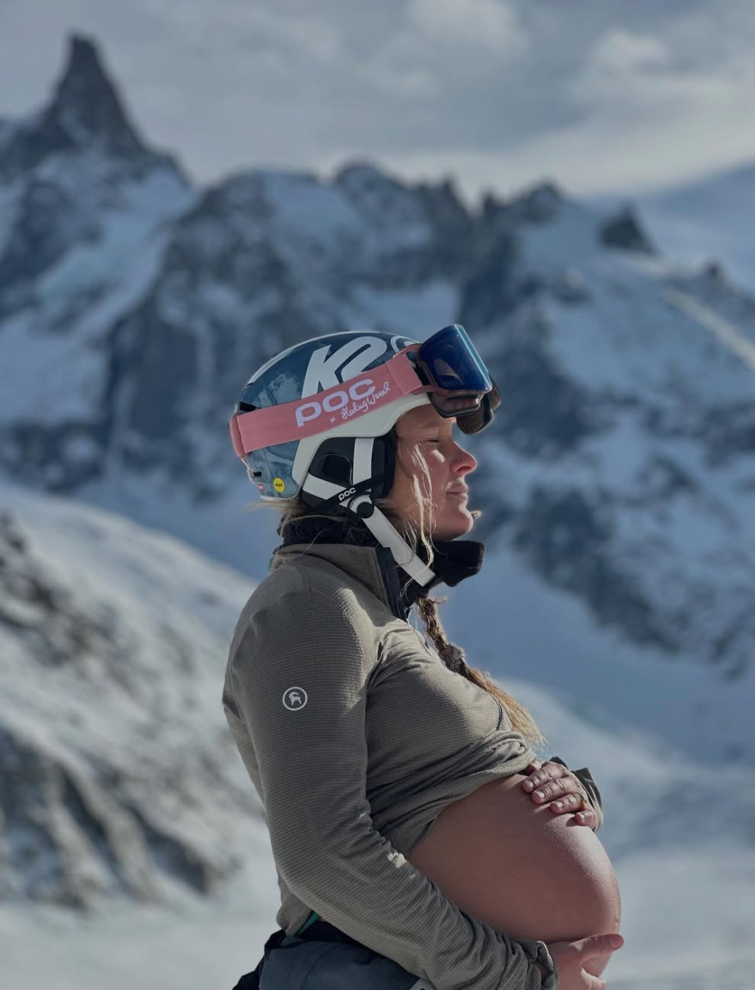 Physical therapist adjusting her patient who is doing hypopressive breathing