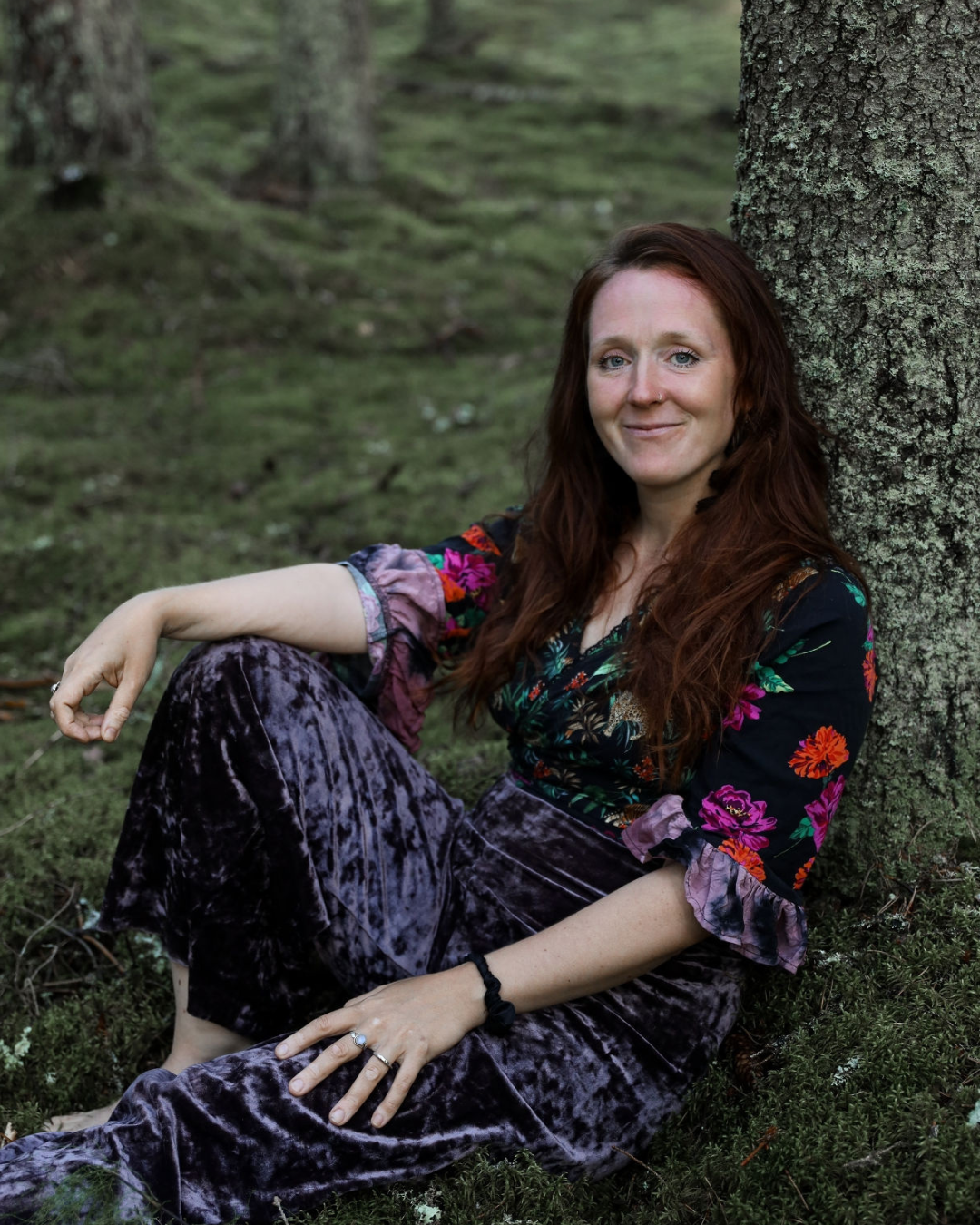 educación de constelaciones familiares apoyada contra un árbol