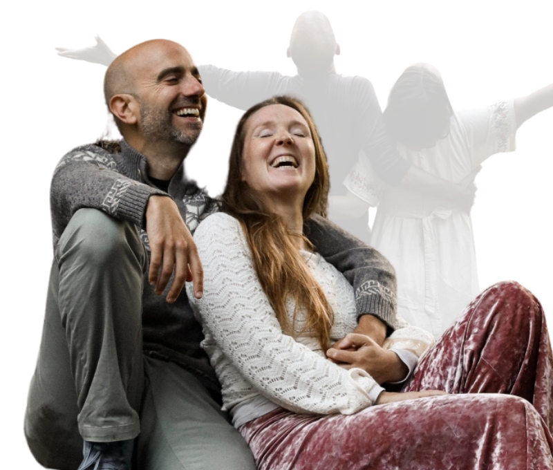 instructores de constelaciones familiares sonriendo y abrazándose