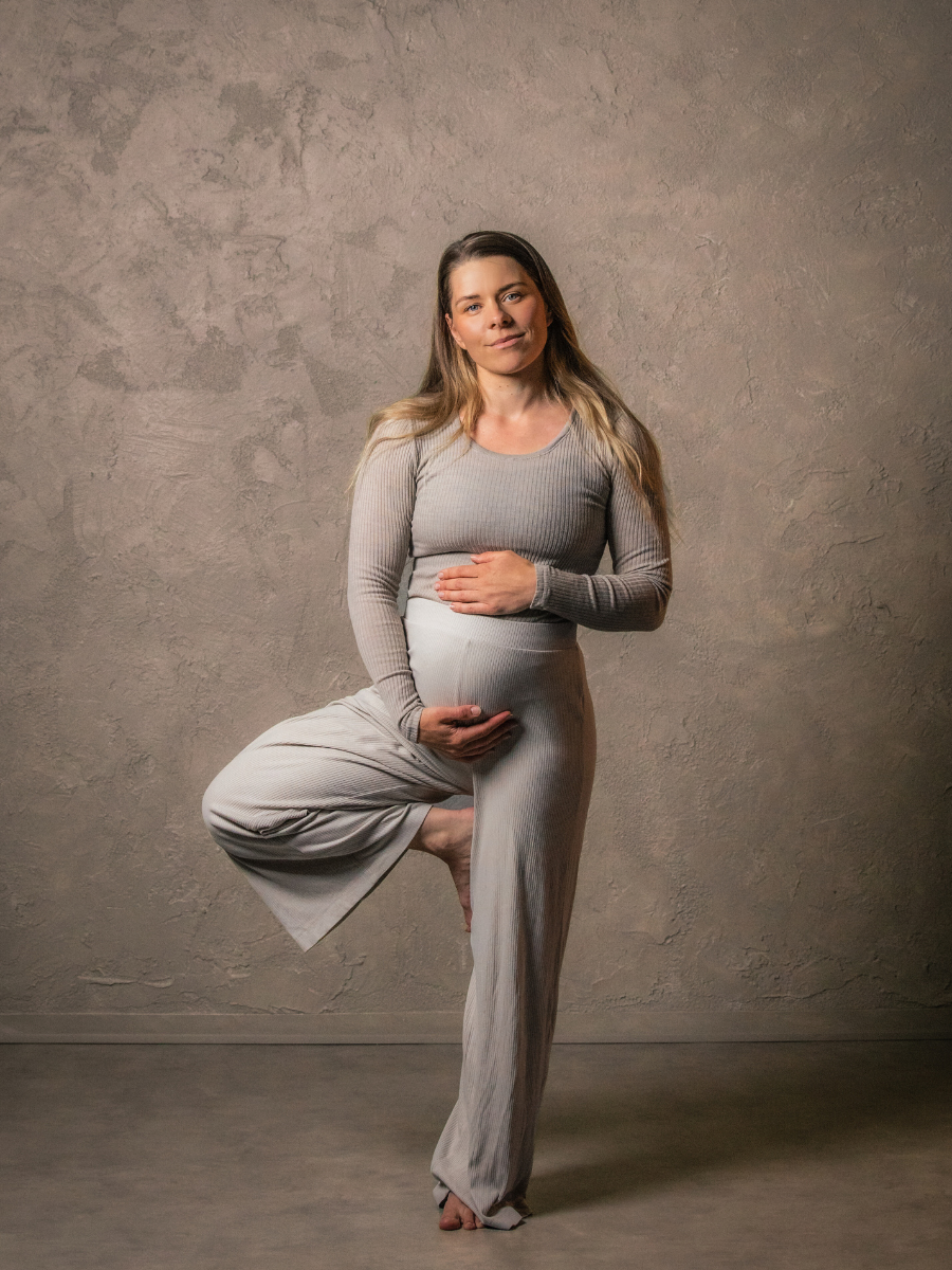 raskausajan verkkovalmentaja hymyilemässä kameralle