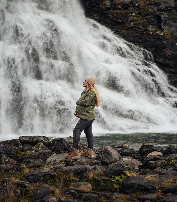 raskaana oleva nainen pitelemässä vatsaa