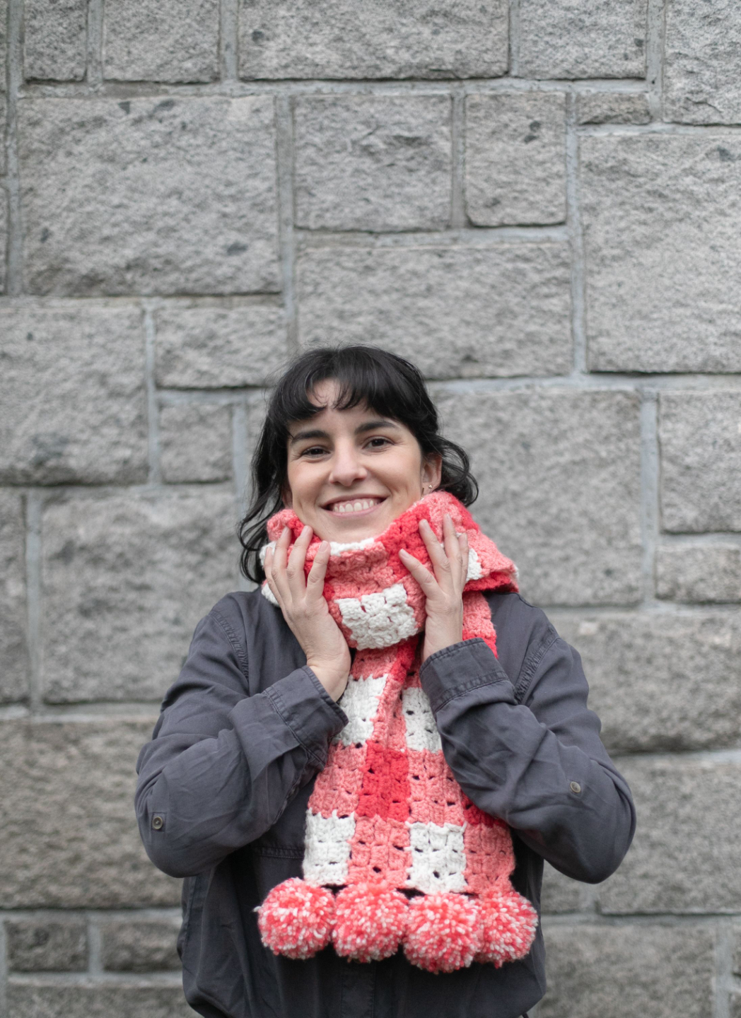 Mujer parada detrás de su escritorio