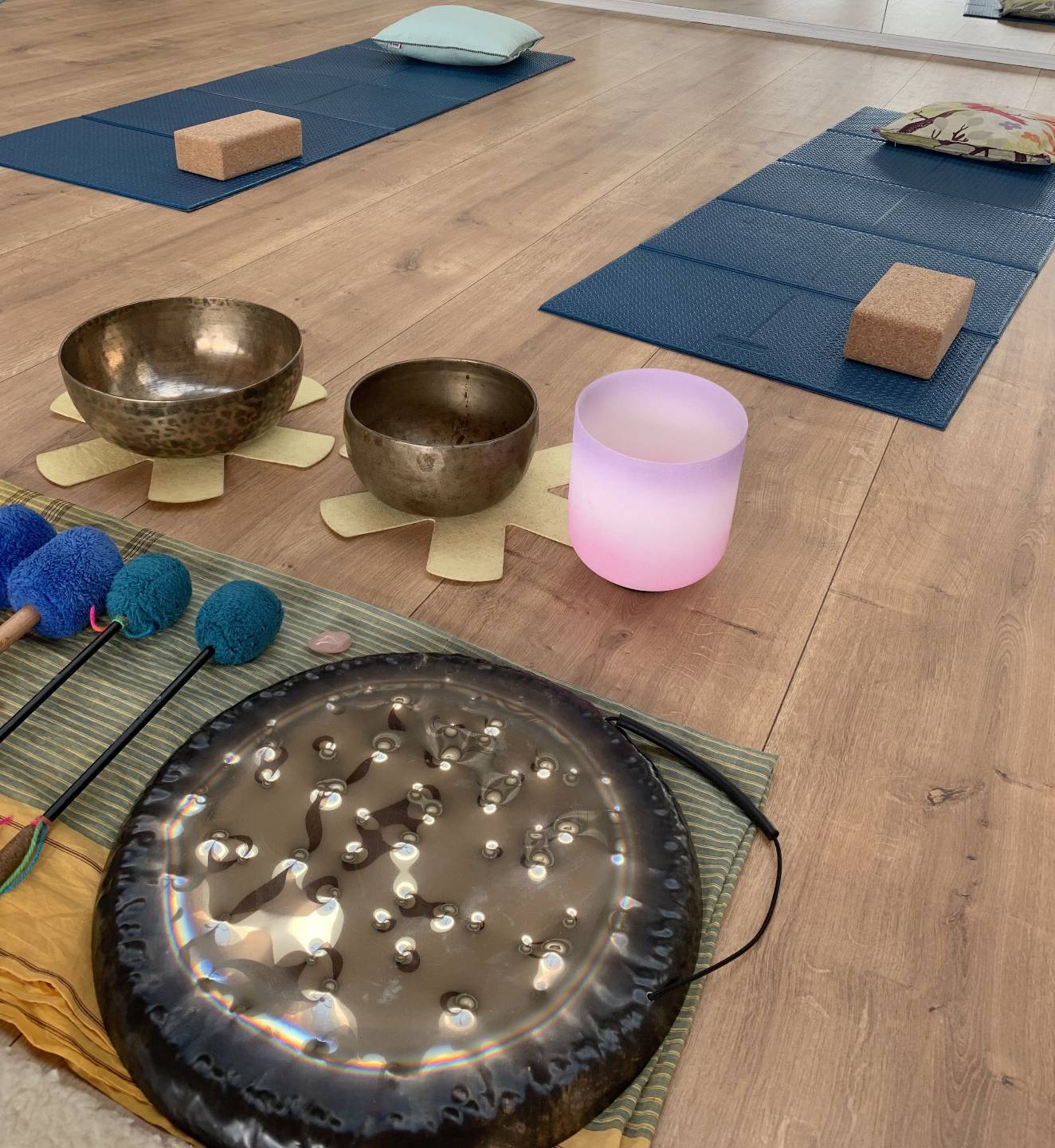bain de gongs gong bath à Bruxelles pour transfomer l'ombre en lumière. Voyage sonore Un Dimanche pour moi avec les bols chantants et le bol de cristal. A 1020 Laeken, Be Healthy Be-Here, de 16h30 à 18h. Amélie Michaud