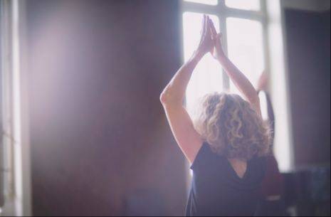 Yoga à Bruxelles 1020 Laeken, chant de mantras, postures, séquences, enchaînements, son om, son hram, gestion des émotions  Un Dimanche pour moi au Be Healthy Be Here 14h30-16h Amélie Michaud